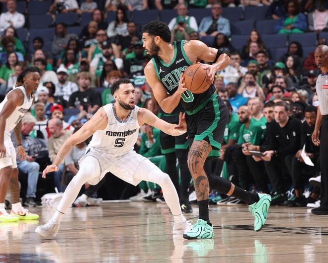 凯尔特人双杀灰熊逆转取胜 117-112终结对手8连败