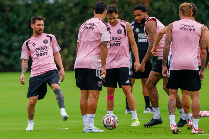 梅西现身训练场备战关键战役