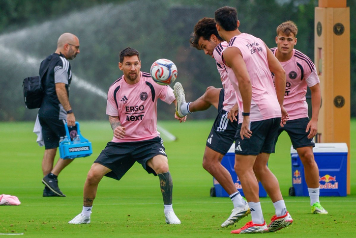 梅西现身训练场备战关键战役