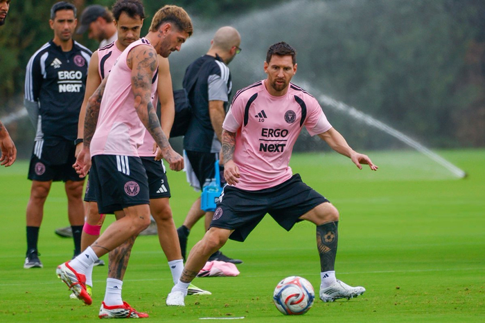 梅西现身训练场备战关键战役