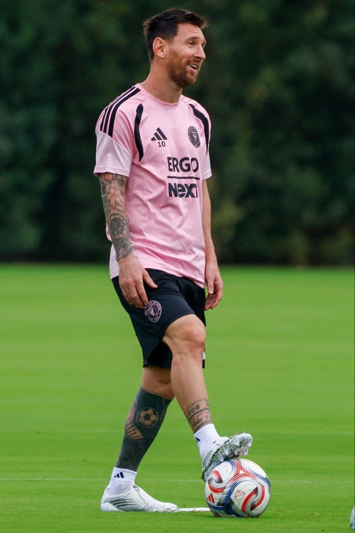 梅西现身训练场备战关键战役