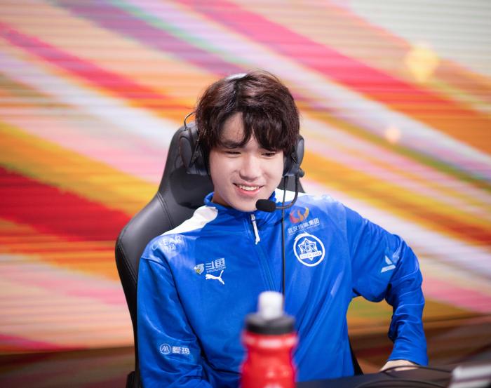 花海捧杯告别2022：从低谷到巅峰的KPL征程