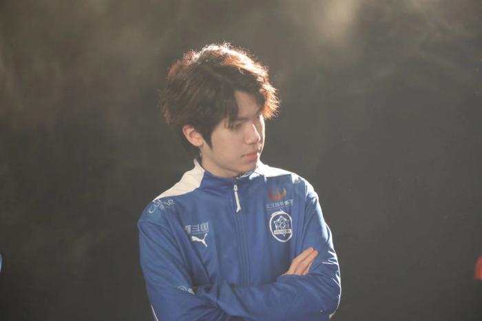 花海捧杯告别2022：从低谷到巅峰的KPL征程