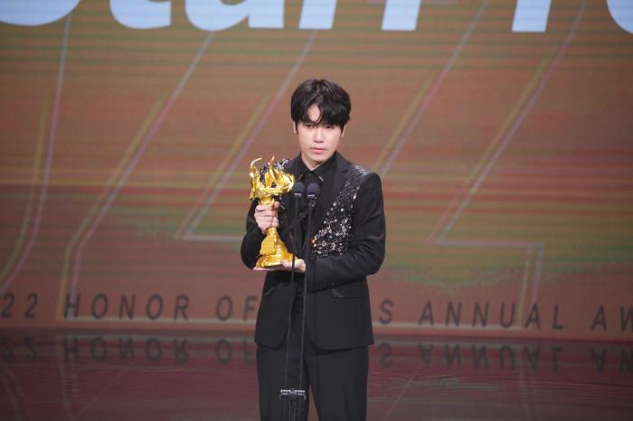 花海捧杯告别2022：从低谷到巅峰的KPL征程